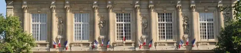 Statues sur la façade de la mairie d'Ivry