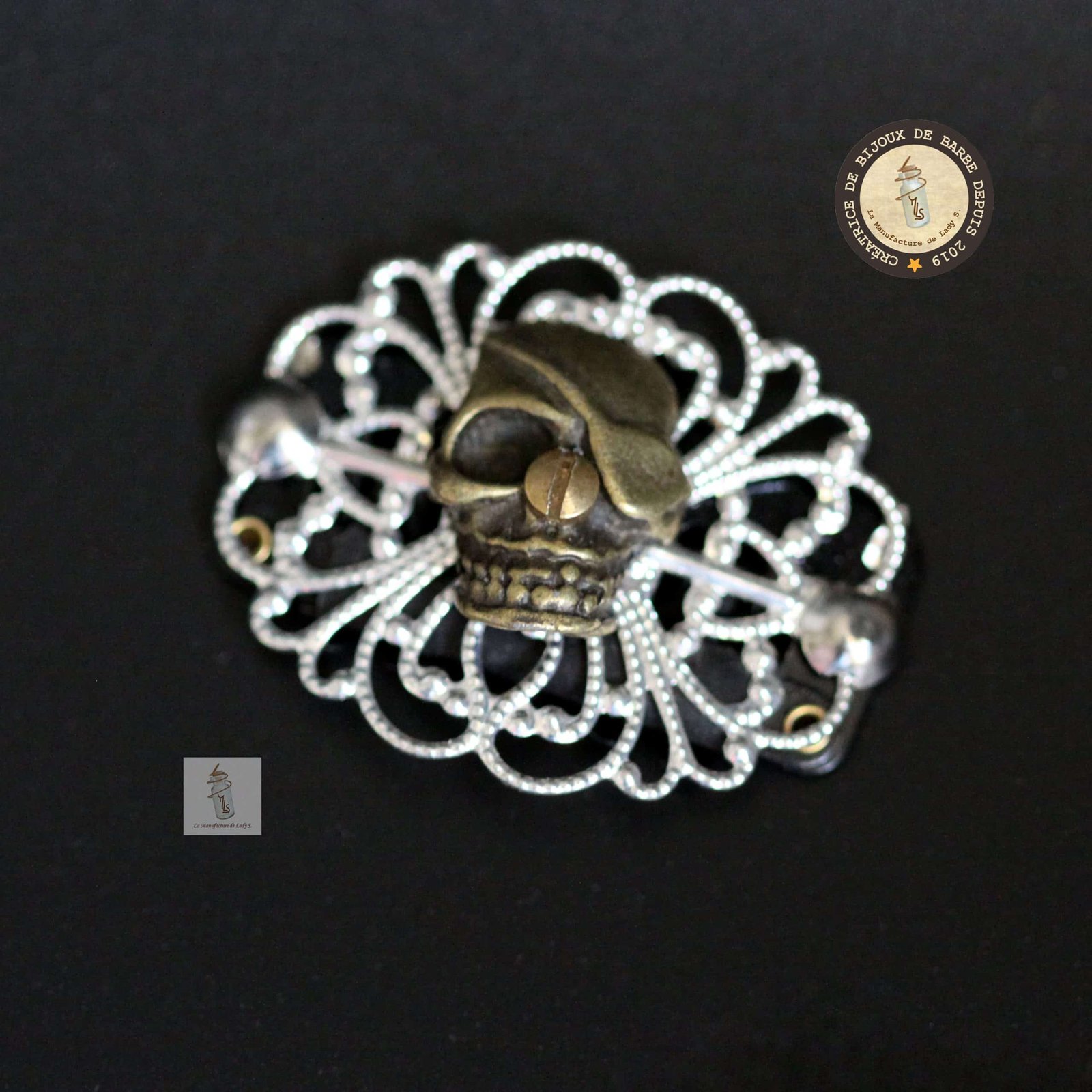 bijou de barbe ovale la manufacture de lady s bijoux steampunk motif tête de mort pirate.