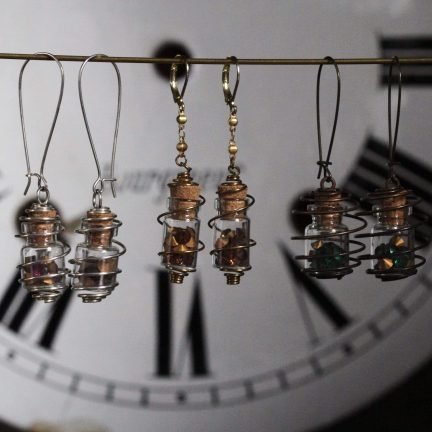 Boucles d'oreille Amulettes Steampunk Aurélia : fioles en cage aux cristaux de Swarovski