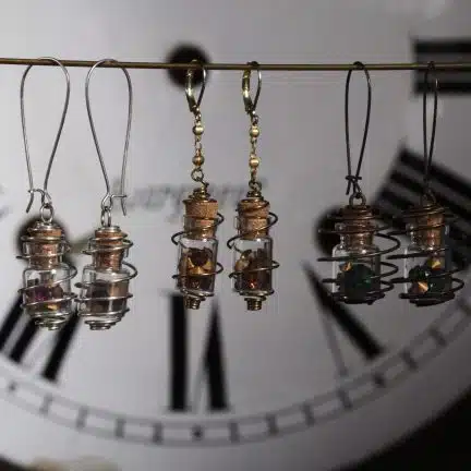 Boucles d'oreille Amulettes Steampunk Aurélia : fioles en cage aux cristaux de Swarovski