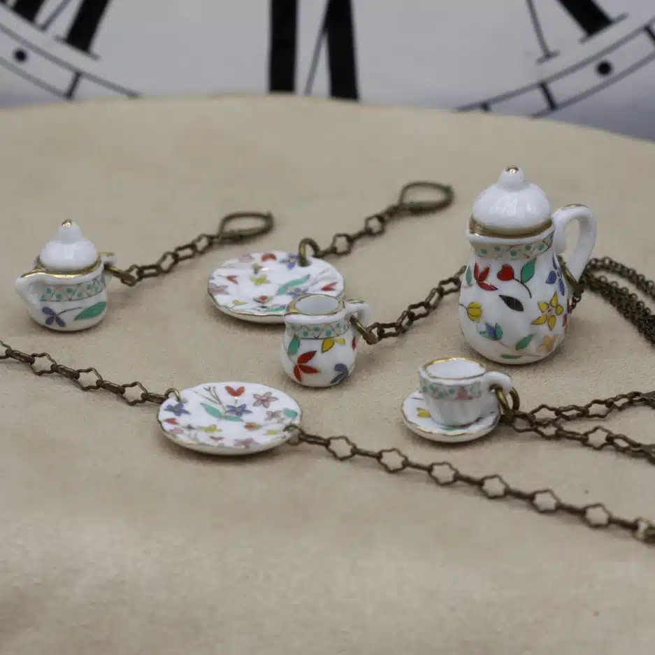 bijoux vaisselle de poupée - l'heure du thé - la Manufacture de Lady S - bijoux steampunk
