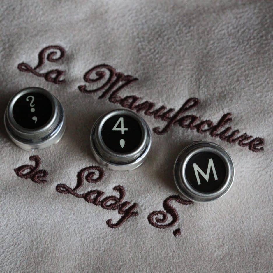 cache-bouton touche de machine à écrire bijou steampunk collection touche de caractère la manufacture de Lady S.