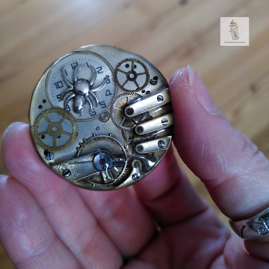 Broche Steampunk mécanisme de montre gousset et Araignée sur cadran de montre la Manufacture de Lady S.