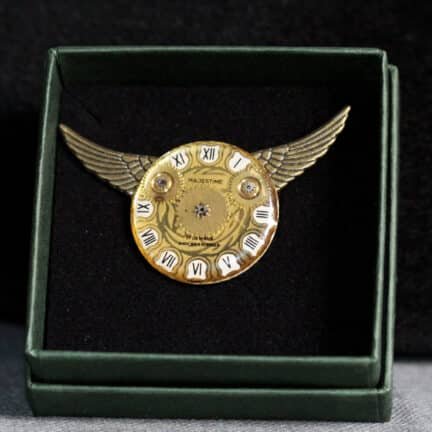 Broche Steampunk cadran rond doré et ailes bronze