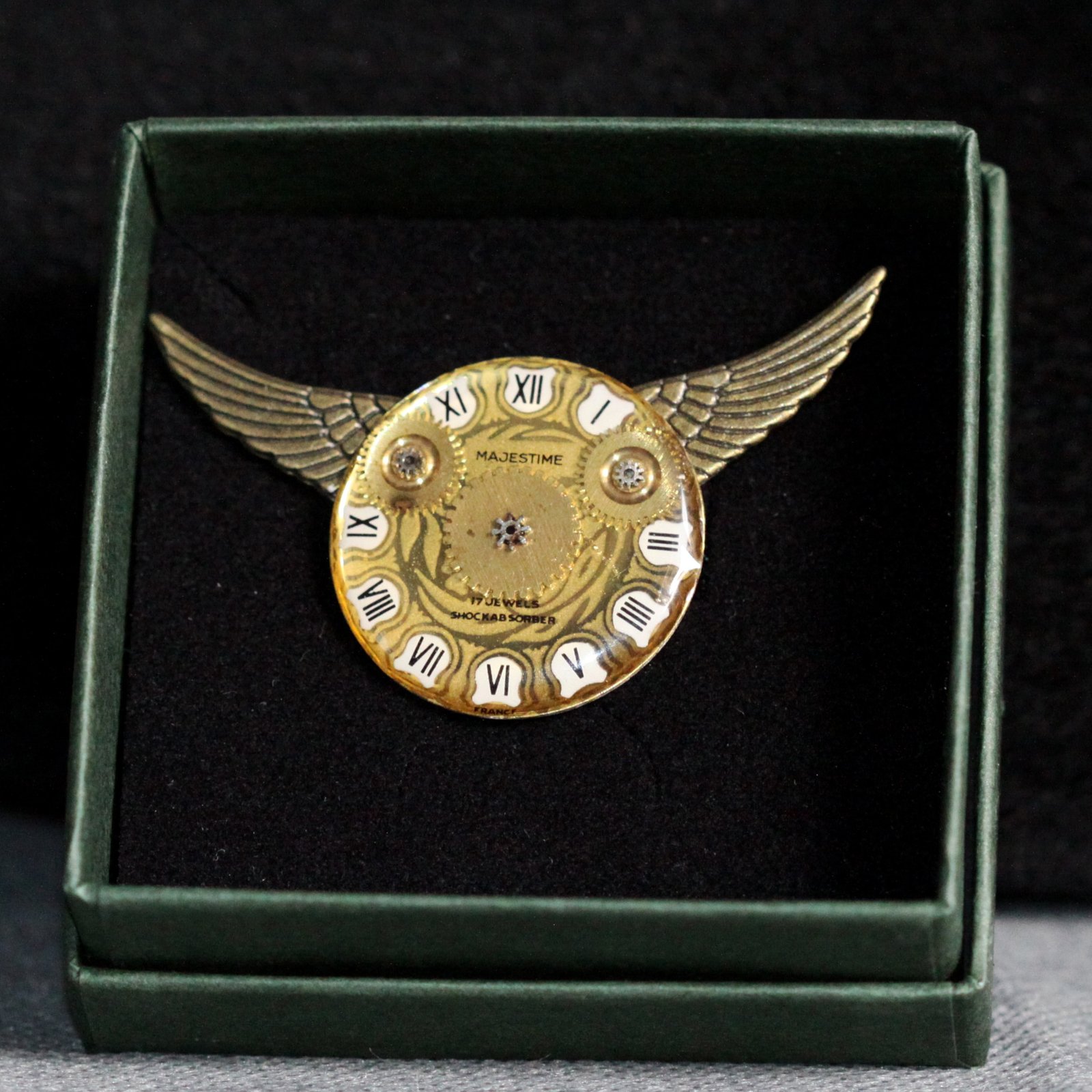 Broche Steampunk cadran rond doré et ailes bronze