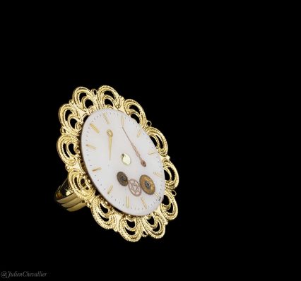 bague-cadran-et-estampe-dore-et-blanc-la-manufacture-de-lady-s-bijoux-steampunk-@julienchevallier
